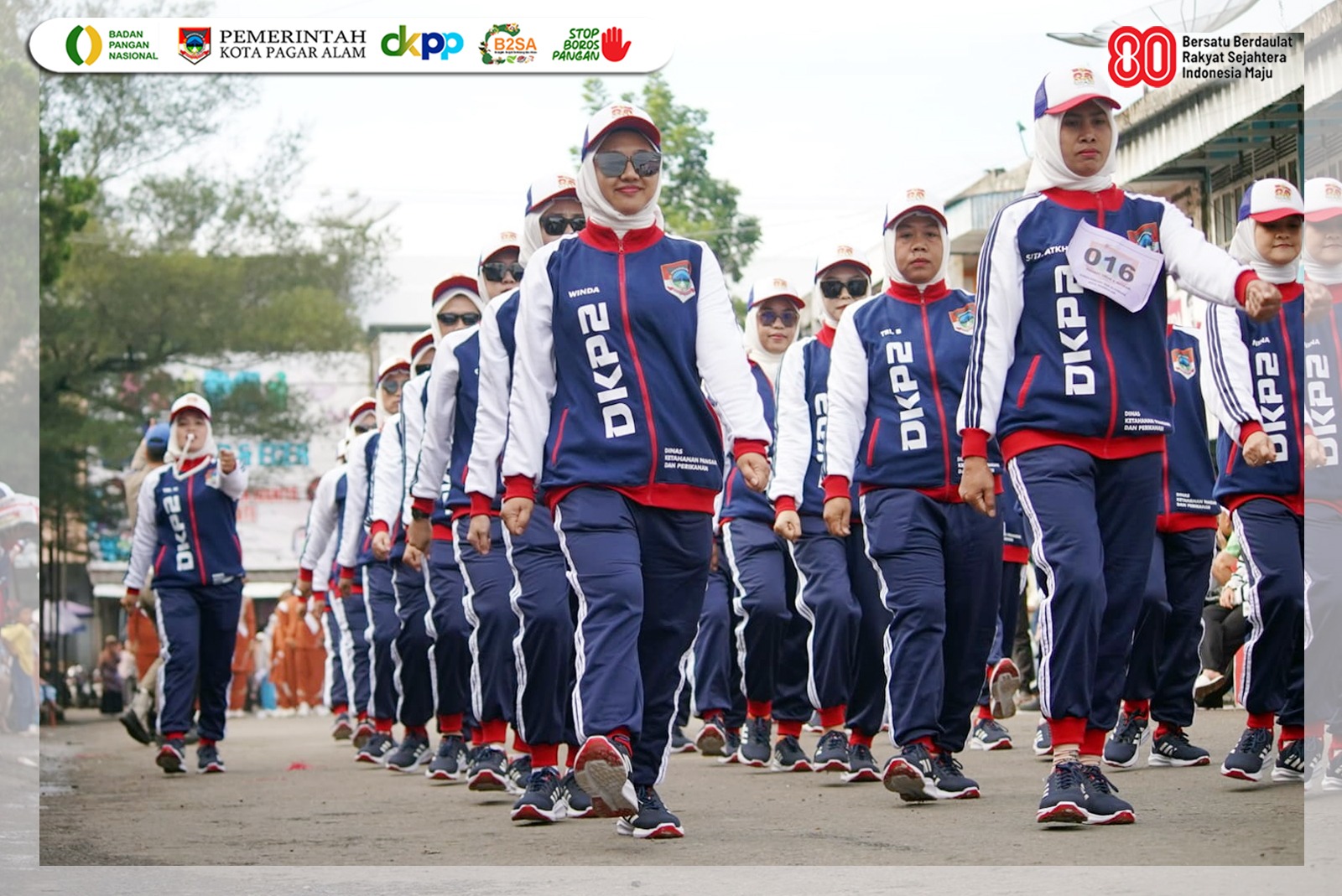 Slogan STOP Boros Pangan dan Gemar Ikan Meriahkan Lomba Gerak Jalan