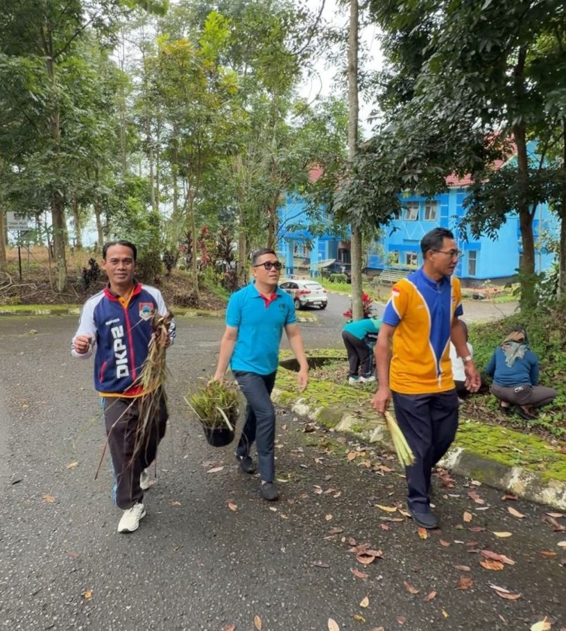 Gerakan Serentak Menanam Serai (Gemes) Di Lingkungan Dinas Ketahanan Pangan Dan Perikanan Kota Pagaralam