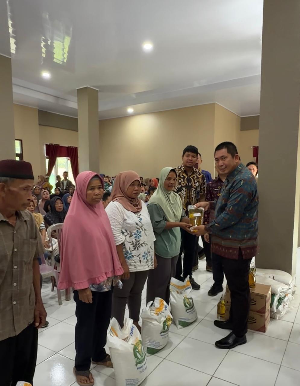Wali Kota Pagar Alam Menyalurkan Bantuan Pangan Beras dan Minyak Goreng Bersama Forkopimda