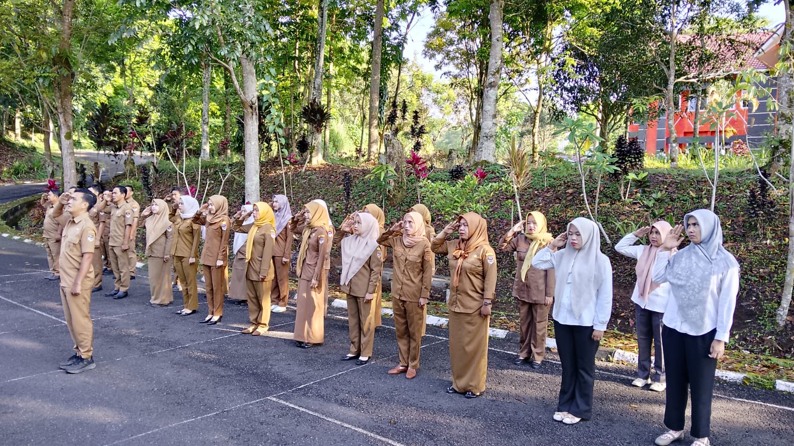 Dinas Ketahanan Pangan dan Perikanan Kota Pagar Alam melaksanakan Apel Senin di Halaman Kantor Dinas Ketahanan Pangan dan Perikanan Kota Pagar Alam.
