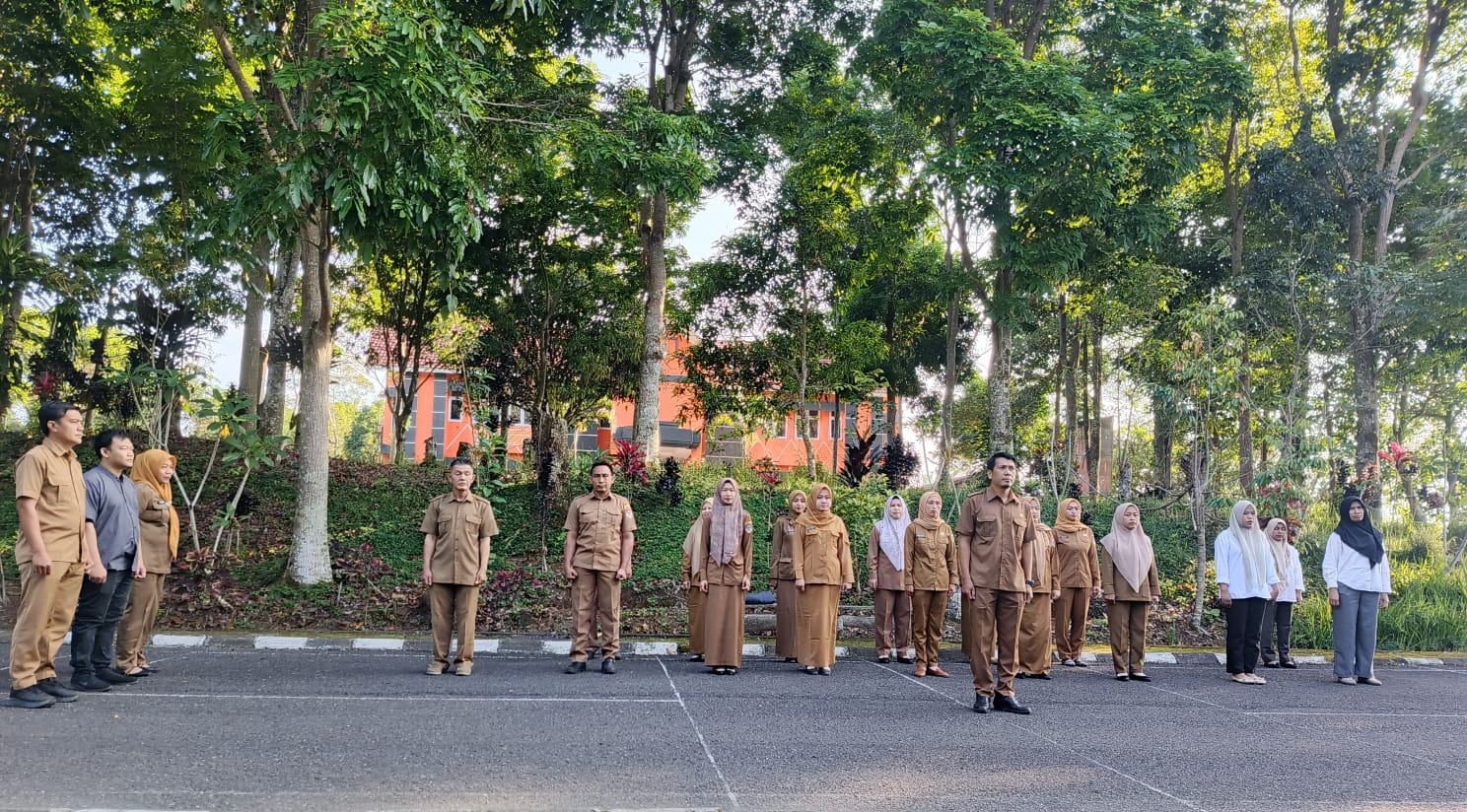 Apel Pagi Senin di halaman kantor Dinas Ketahanan Pangan dan Perikanan Kota Pagar Alam
