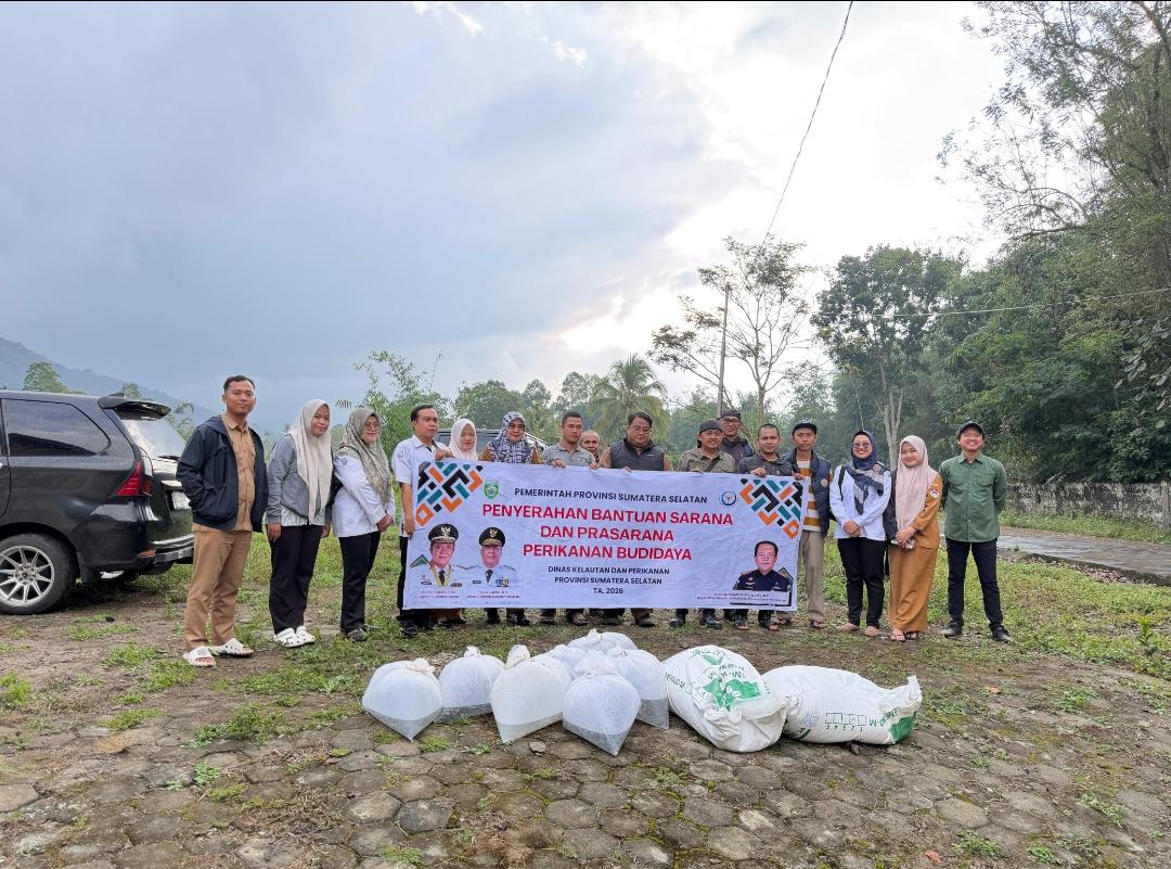 Dinas Kelautan Perikanan Provinsi Sumsel Didampingi DKPP Kota Pagar Alam Salurkan Bantuan Benih Ikan Nila dan Pakan kepada Pokdakan Kota Pagar Alam