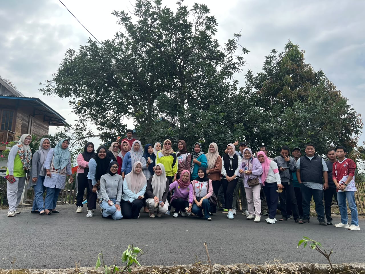 Wujudkan Lingkungan Bersih, Dinas Ketahanan Pangan dan Perikanan Kota Pagar Alam Laksanakan Jumat Bersih di Kelurahan Curup Jare Kecamatan Pagar Alam Utara