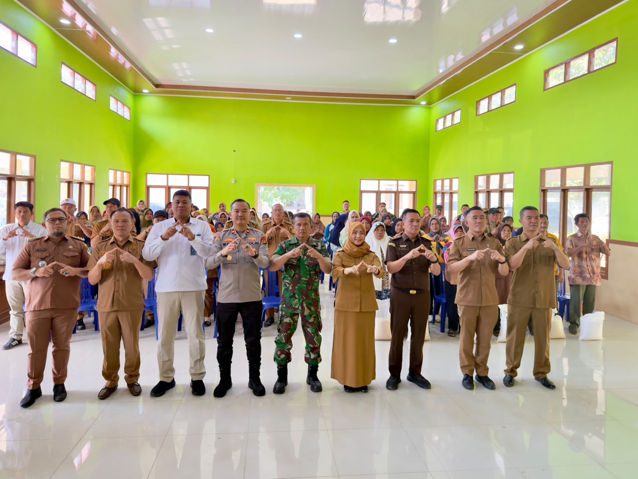 Dinas Ketahanan Pangan dan Perikanan Kota Pagar Alam Melakukan Penyaluran  Cadangan Pangan Pemerintah (CPP) Bantuan Pangan Beras Periode Juli, Agustus, September di Kantor Camat Dempo Tengan Kota Pagar Alam