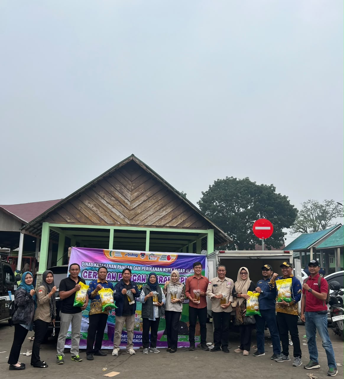 Dinas Ketahanan Pangan dan Perikanan Melaksanakan Stabilisasi Pasokan Harga Pangan Melalui Gerakan Pangan Murah (GPM) di Pasar Terminal Nendagung Kota Pagar Alam